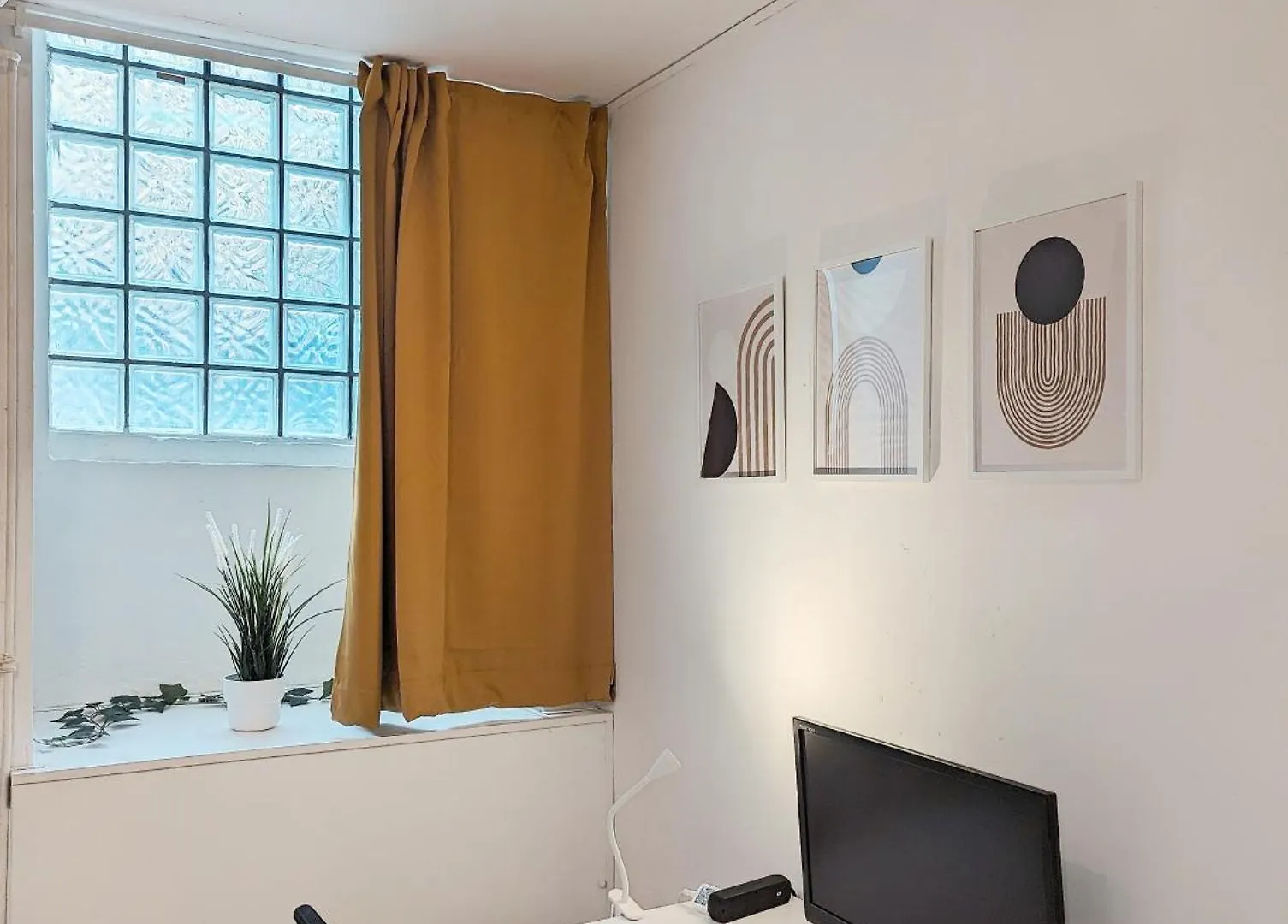 Tiergarten: Central, Spacious, Beautiful Designed 2-Br Apt Near Park Berlin Apartment
